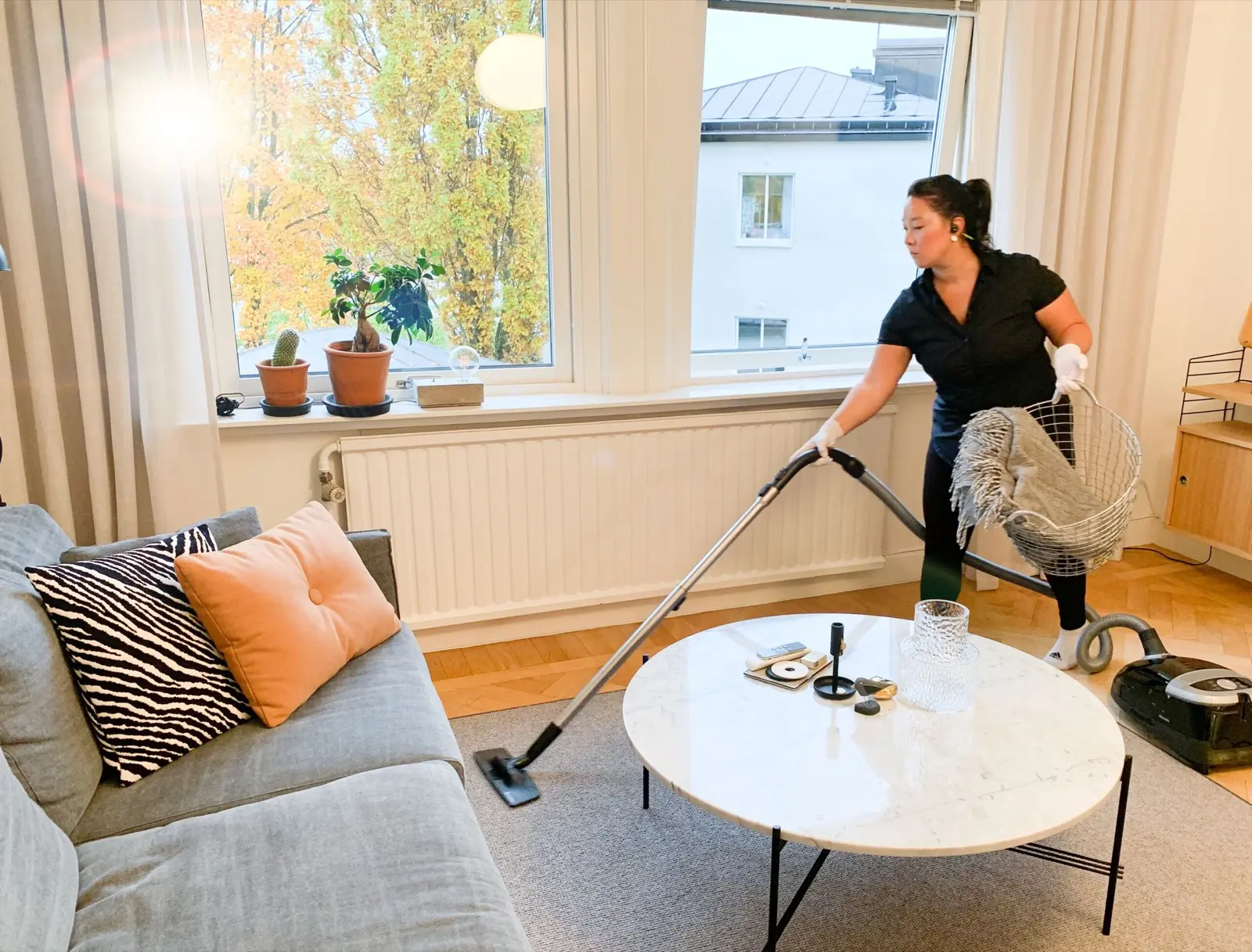 Professionell hemstädning i ljust vardagsrum